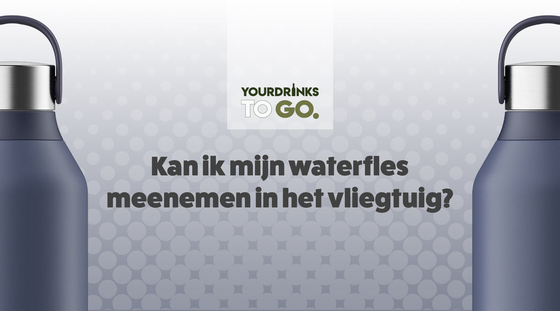 Blauwe drinkflessen op een blauwe bolletjes achtergrond met tekst in het midden