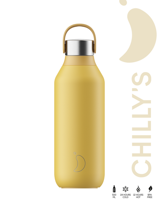 Gele thermosfles met chilly's logo aan de rechterkant staand op een witte achtergrond