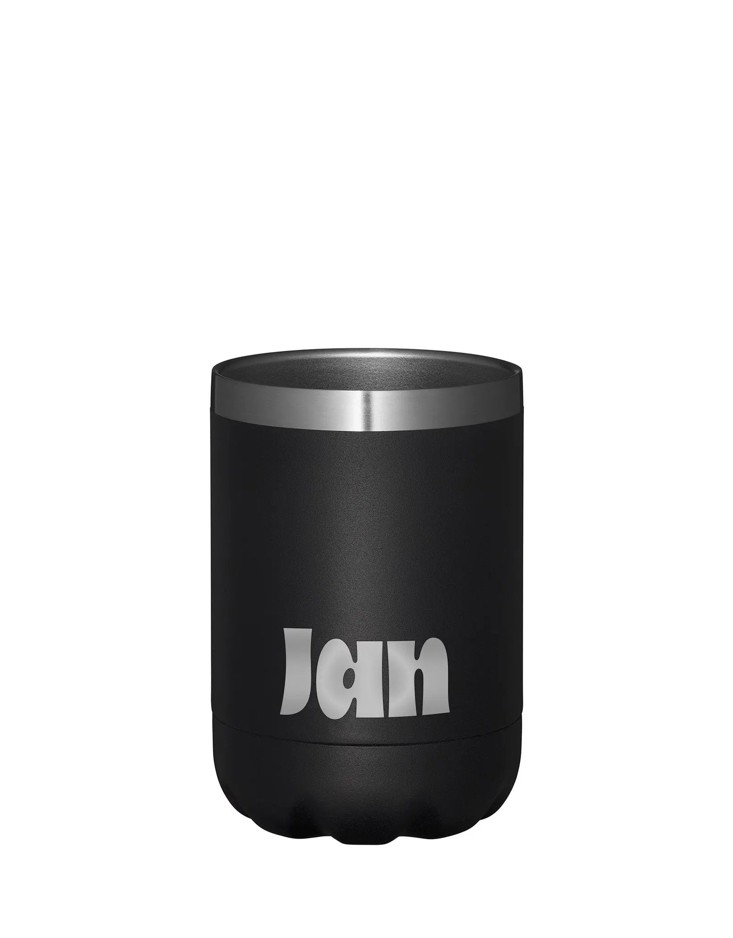Zwarte thermoscup gepersonaliseerd met de tekst jan staand op een witte achtergrond