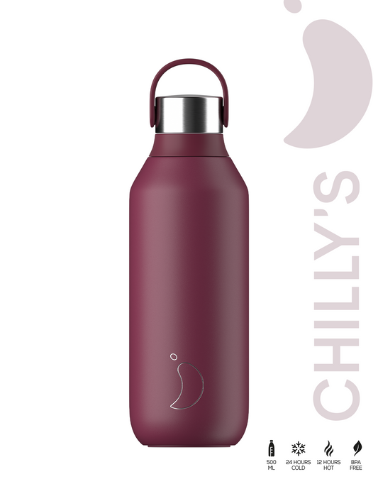 paarse thermosfles staand op een witte achtergrond