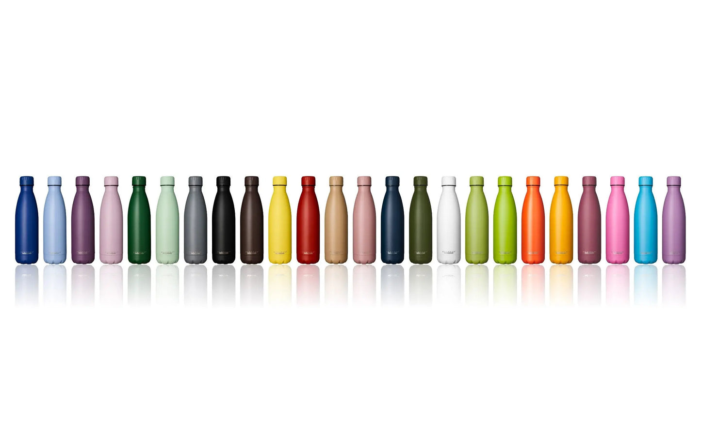 Rij met gekleurde drinkflessen 500ml staand op een witte achtergrond