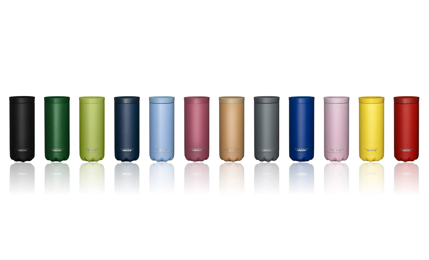 Rij met gekleurde drinkflessen 287ml staand op een witte achtergrond