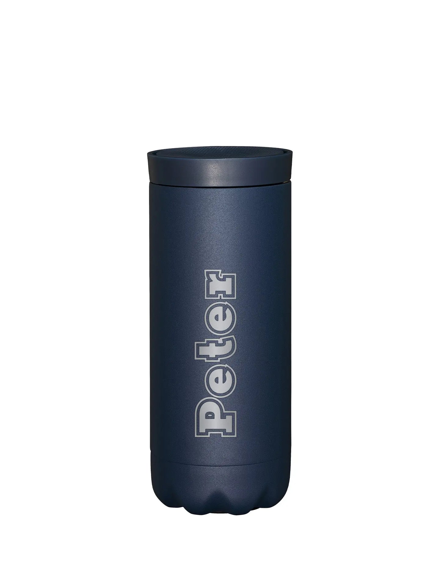 Donkerblauwe thermosfles met een donkerblauwe deksel gepersonaliseerd met Peter, staand op een witte achtergrond.