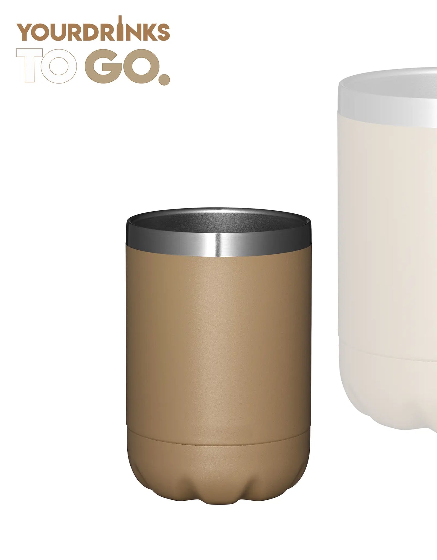 zandkleurige thermosbeker op een witte achtergrond met logo linksboven en cup op de achtergrond