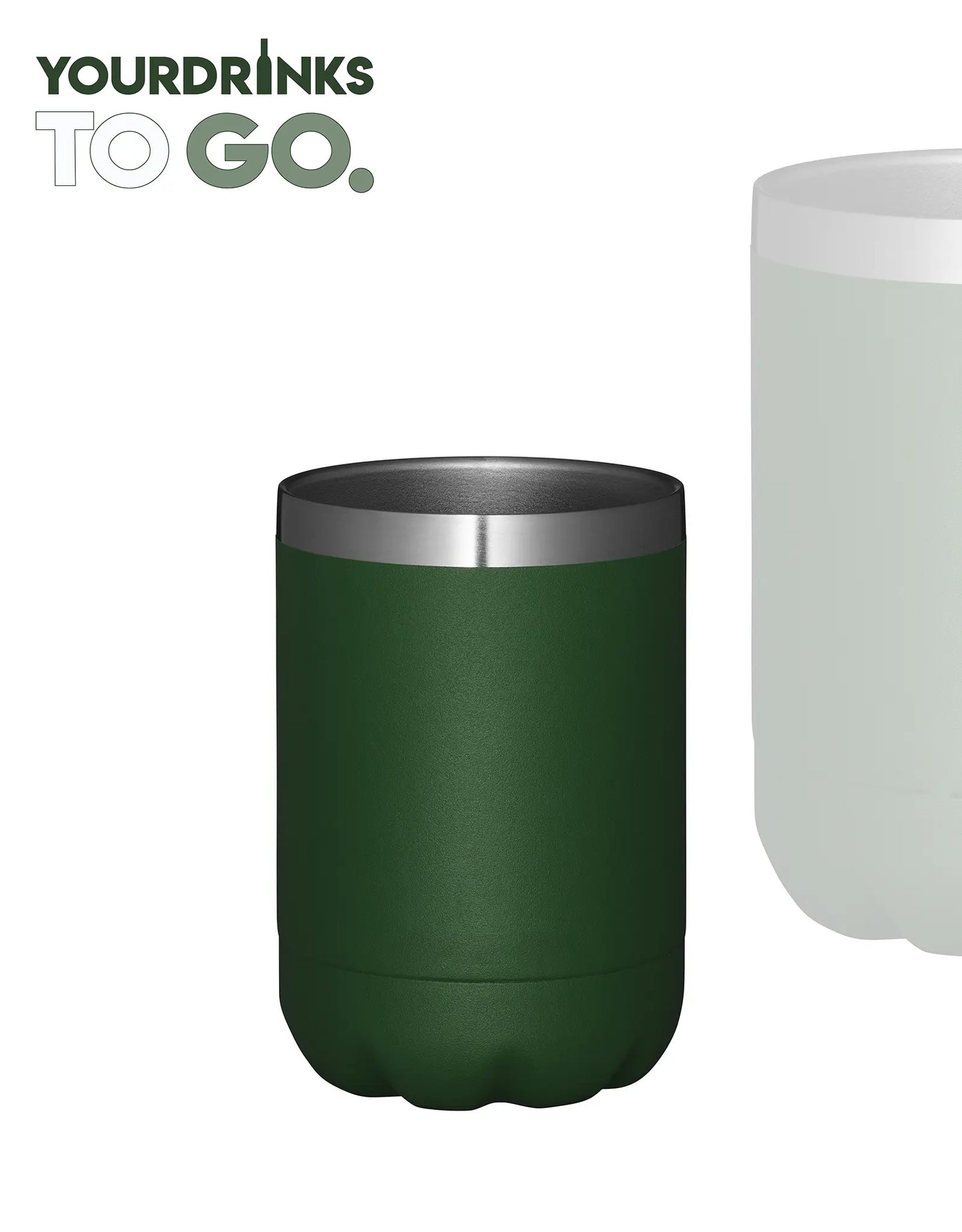 Een groene thermoscup op een witte achtergrond met logo linksboven