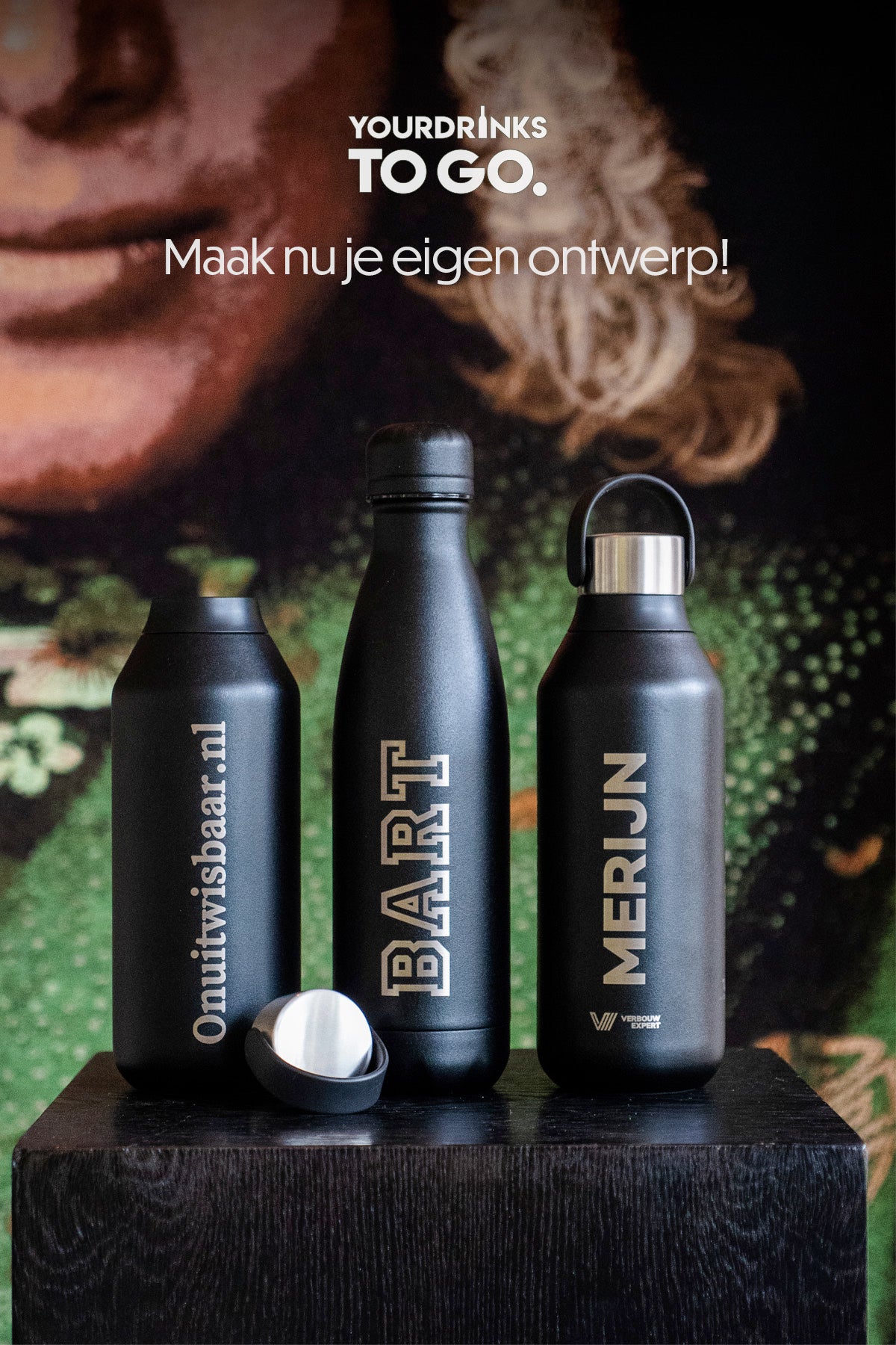 Drie zwarte thermosflessen staand op een zwart houten blok met een vrouw op de achtergrond