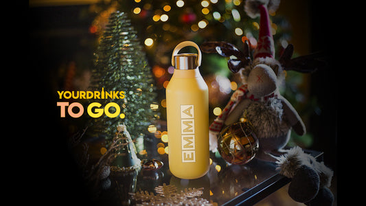 Gele chilly fles op een achtergrond van kerstbomen en kerstspullen 