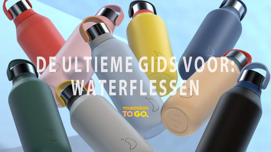 vliegende thermosflessen op een blauwe achtergrond met tekst de ultieme gids voor waterflessen met een geel logo