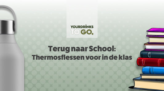 Grijze thermosfles met boeken aan de zijkant en een logo in het midden 