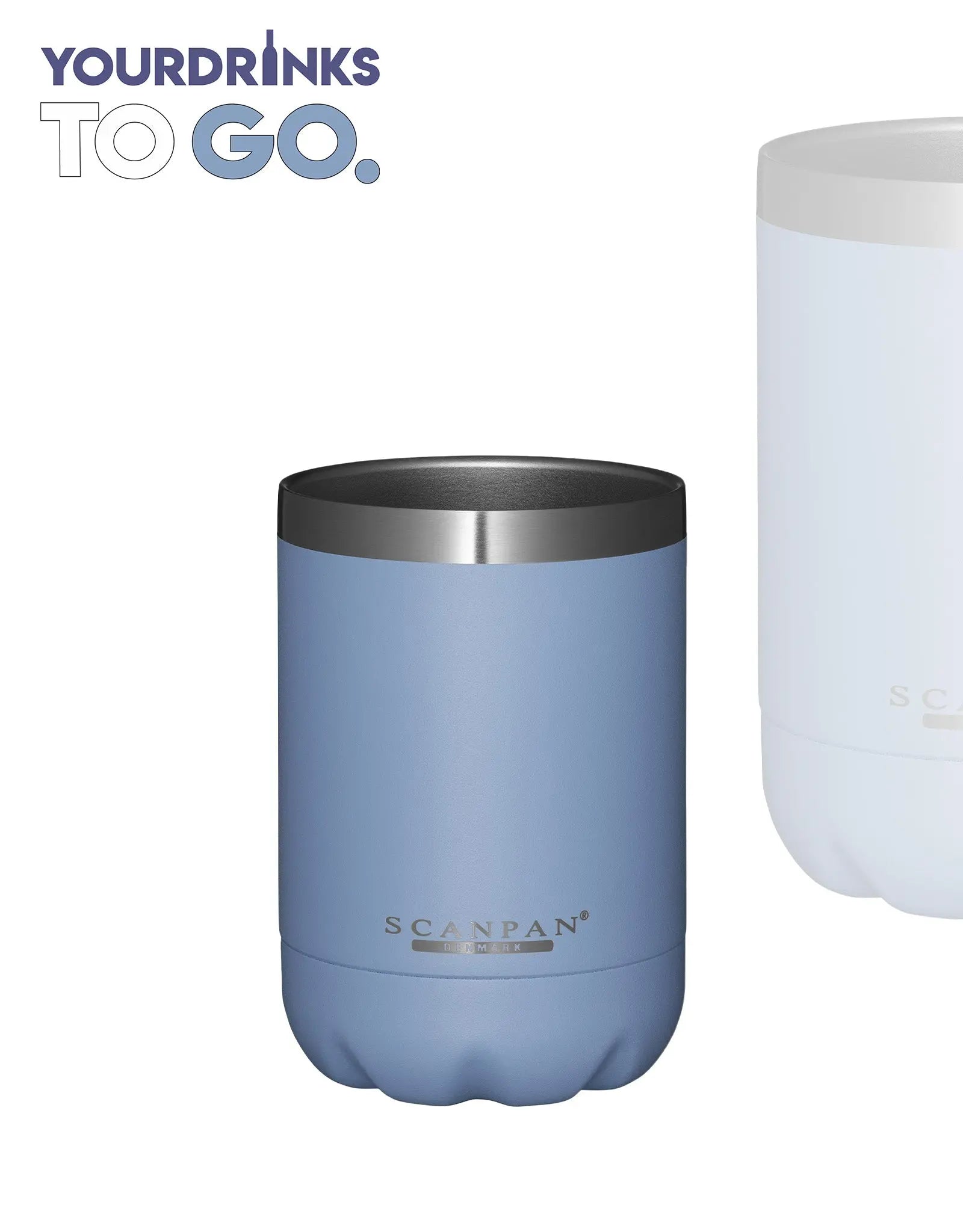 Lichtblauwe thermoscup staand op een witte achtergrond met logo in de hoek 