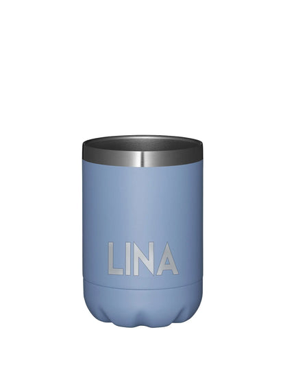 Lichtblauwe thermoscup met de tekst LINA staand op een witte achtergrond met logo in de hoek 
