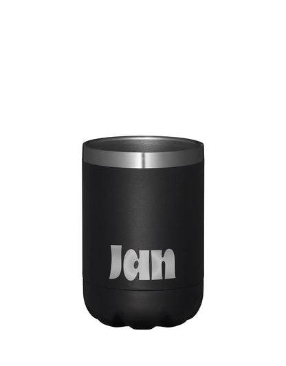Zwarte thermoscup gepersonaliseerd met de tekst jan staand op een witte achtergrond