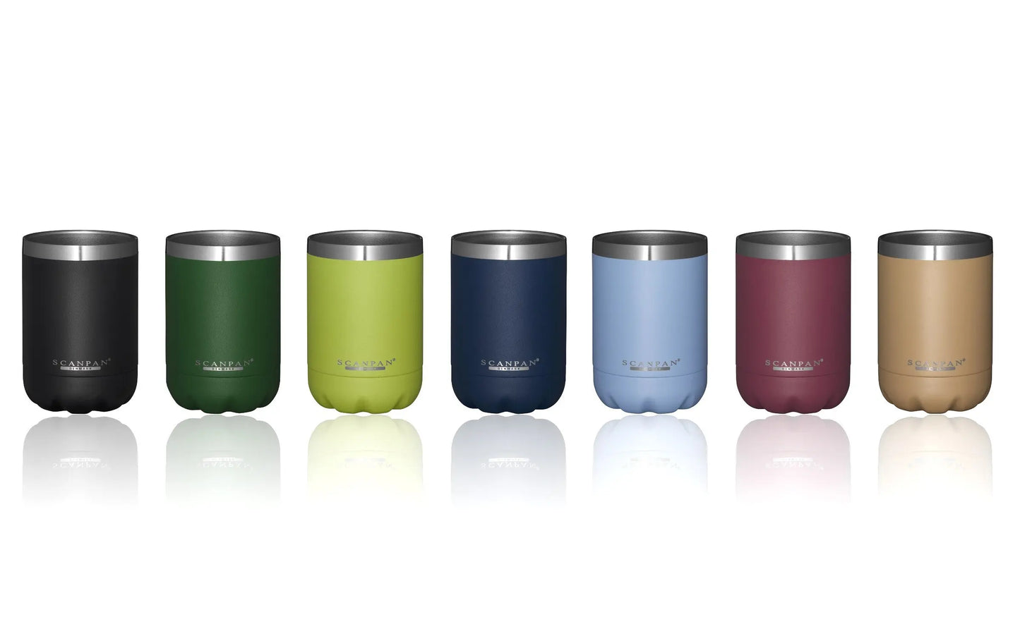 Rij met gekleurde thermoscups staand op een witte achtergrond
