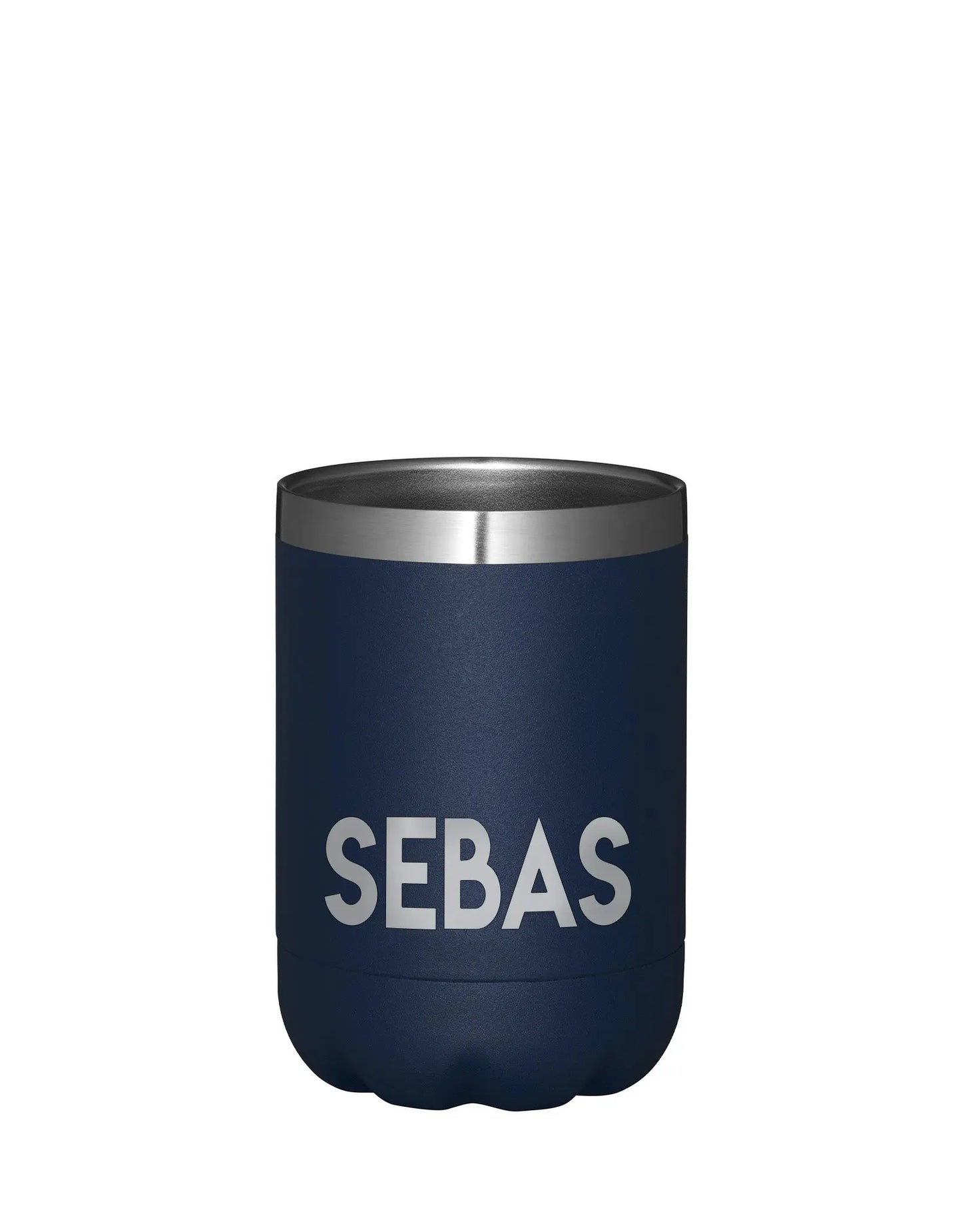 Donkerblauwe thermoscup gepersonaliseerd met de tekst Sebas staand op een witte achtergrond
