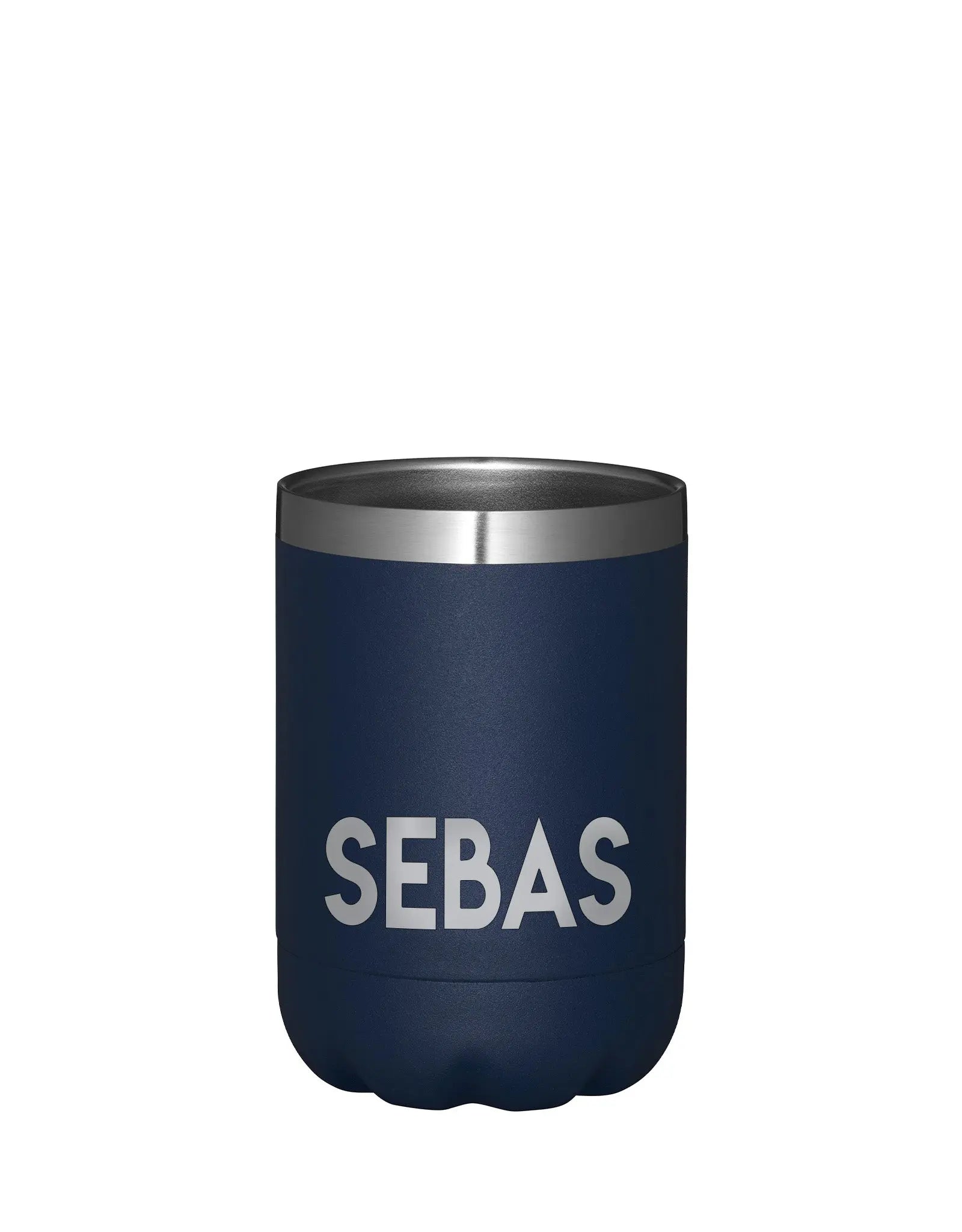 Donkerblauwe thermoscup gepersonaliseerd met de tekst Sebas staand op een witte achtergrond