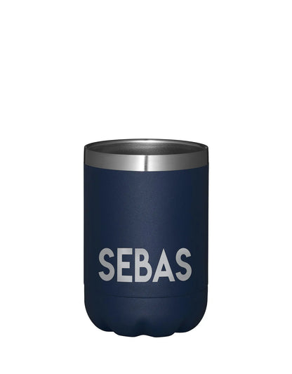 Donkerblauwe thermoscup gepersonaliseerd met de tekst Sebas staand op een witte achtergrond