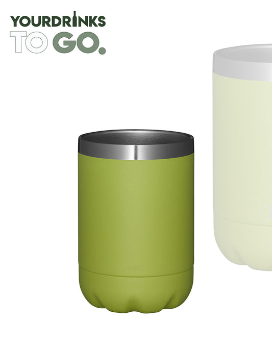 Limoen groene thermosbeker met een logo linksboven op een witte achtergrond