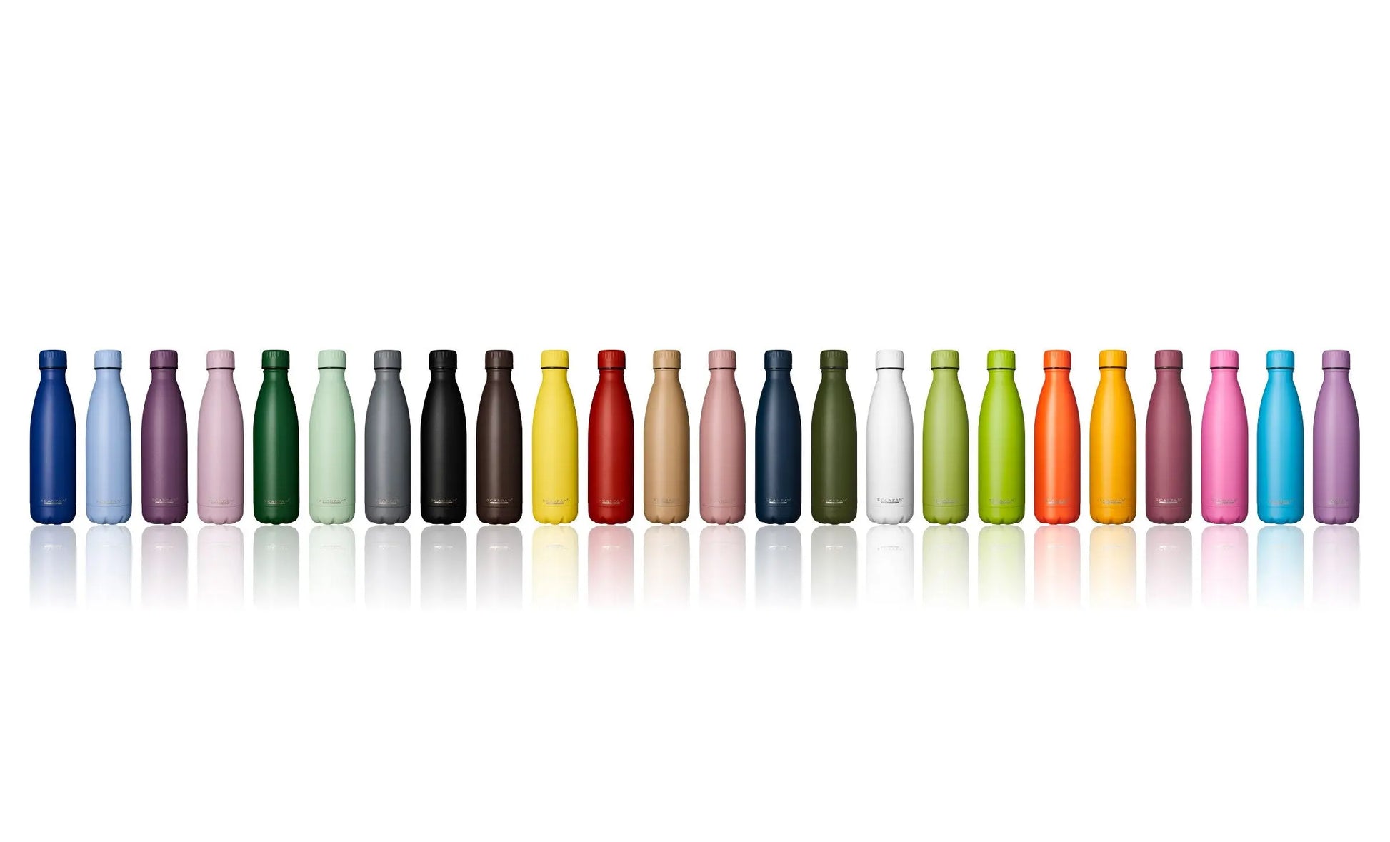 Rij met gekleurde drinkflessen 500ml staand op een witte achtergrond