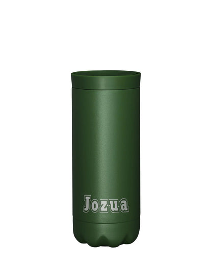 groene thermosfles met een groene deksel en Jozua er op, staand op een witte achtergrond.