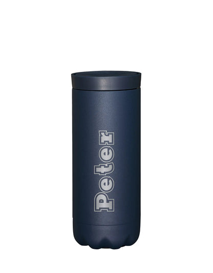 Donkerblauwe thermosfles met een donkerblauwe deksel gepersonaliseerd met Peter, staand op een witte achtergrond.
