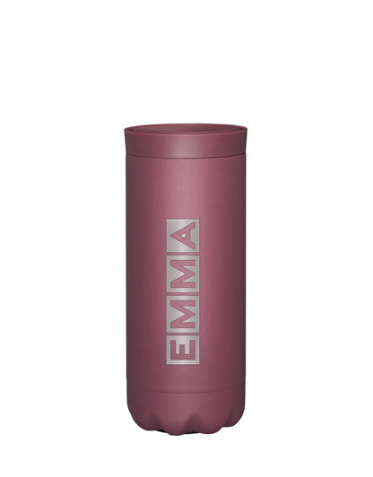 Paarse thermosfles met een paarse deksel gepersonaliseerd met Emma, staand op een witte achtergrond.