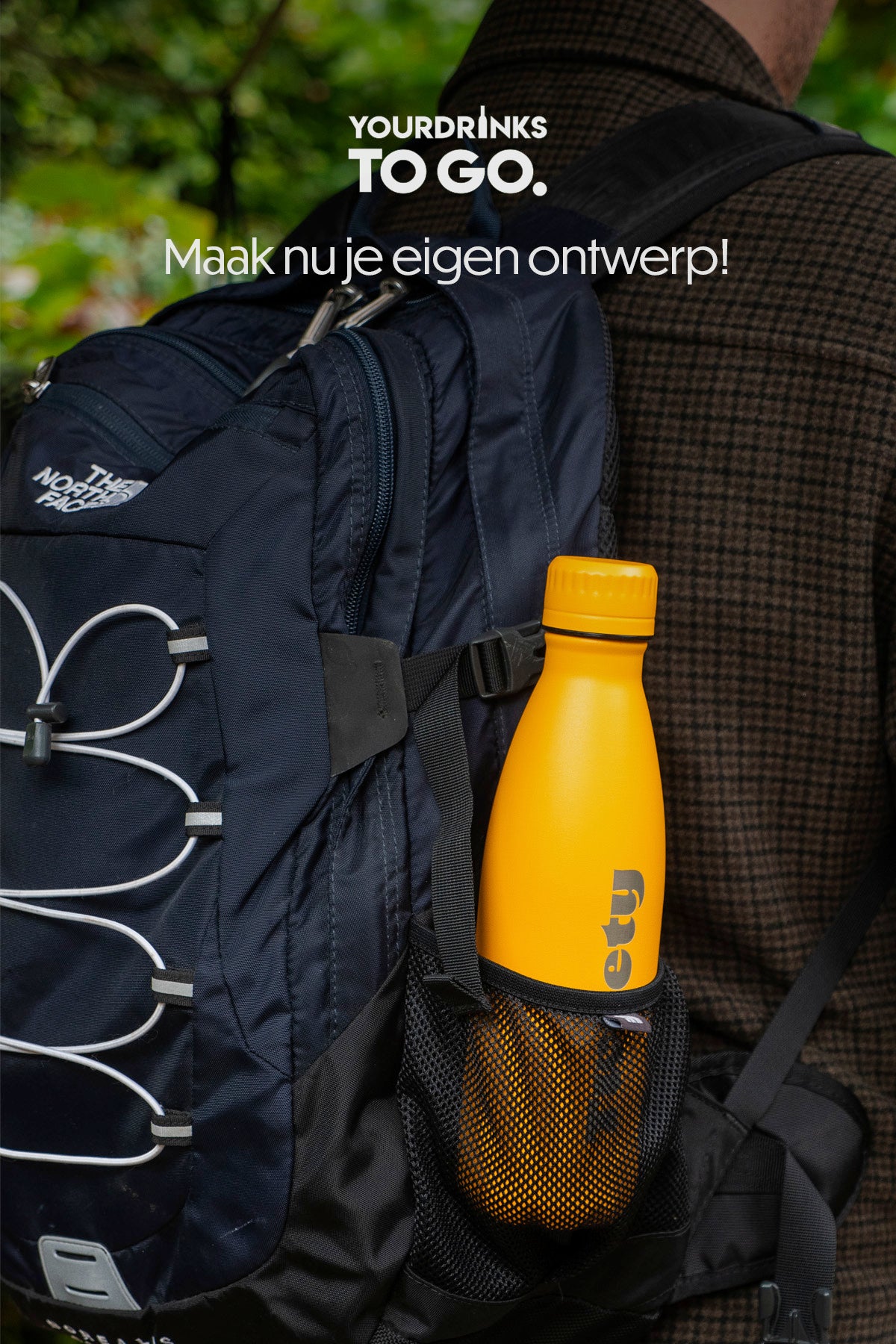 Gele thermosfles met tweety gegraveerd in een blauwe rugtas