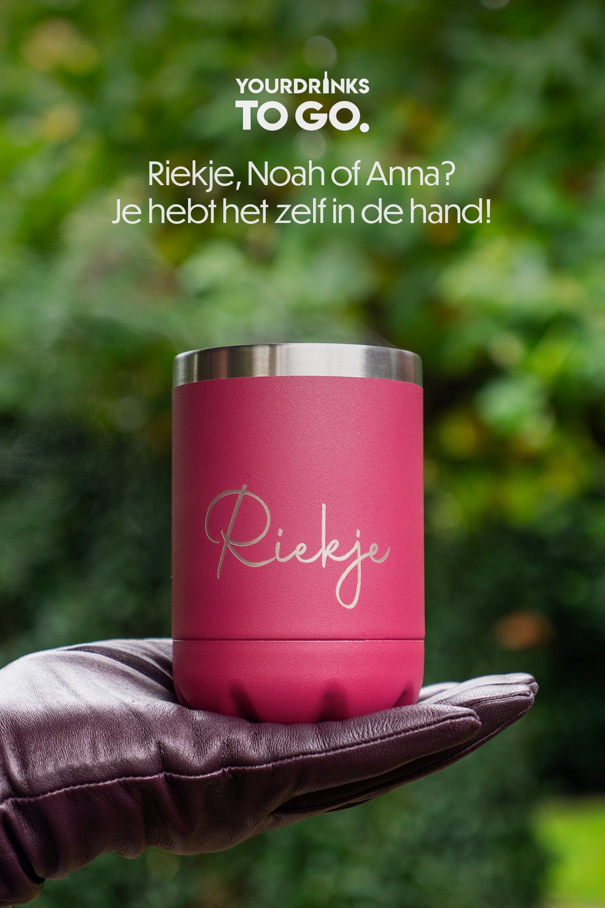 Roze thermosbeker met Riekje gravure in een paarse handschoen met groene achtergrond
