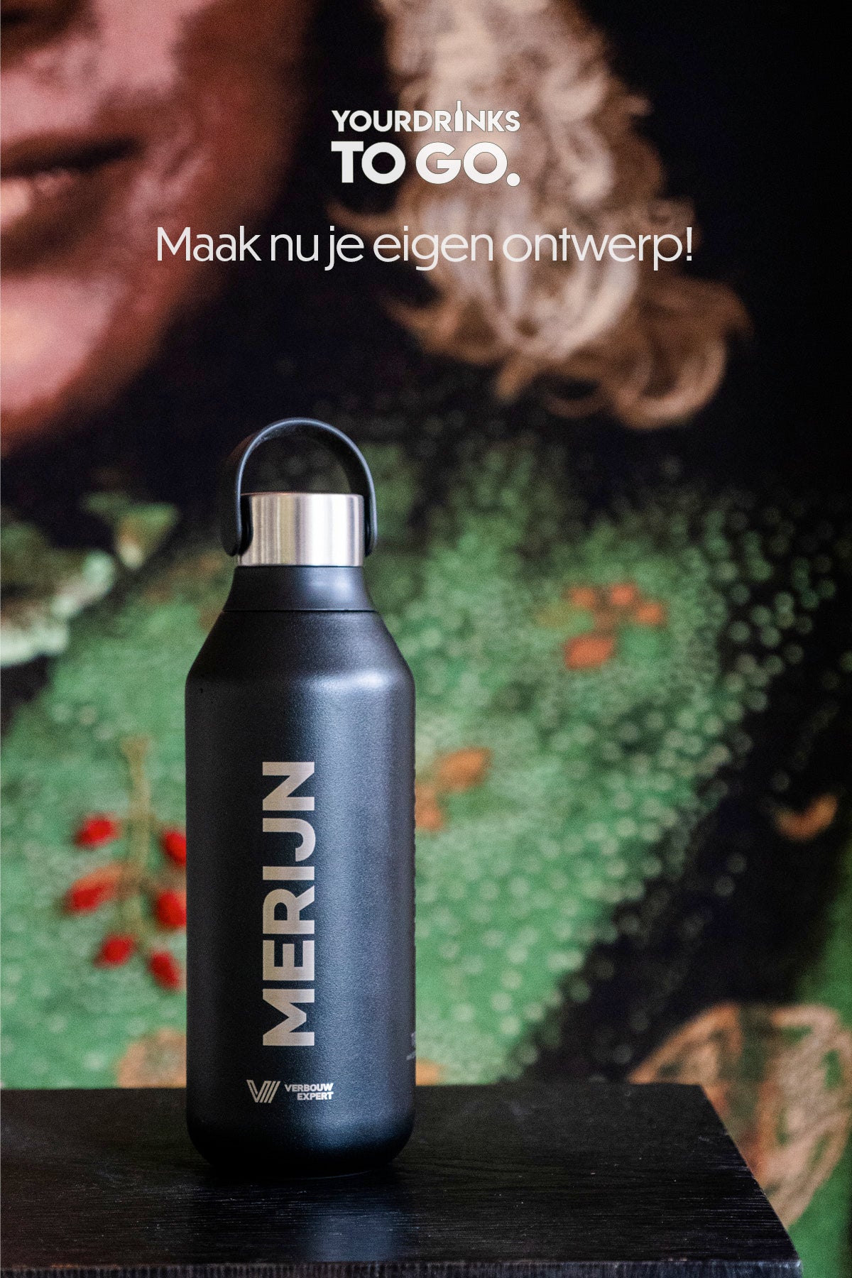 Zwarte thermosfles gegraveerd met Merijn naam op een zwart blok voor een schilderij