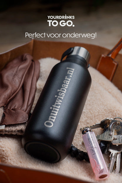 Zwarte thermosfles met onuitwisbaar.nl gegraveerd in een bruine leren tas met sleutels er naast