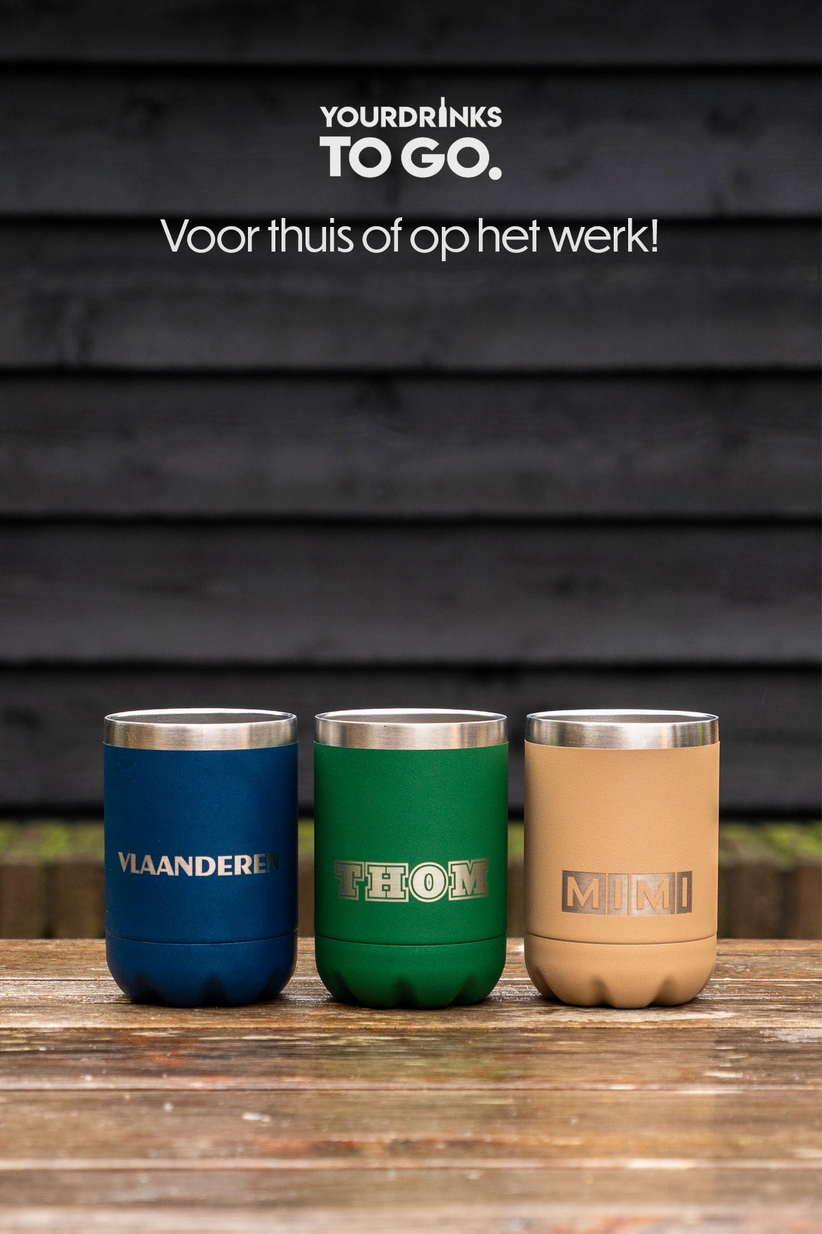 Blauwe groene en bruine thermosbeker gegraveerd met naam op een houten tafel 