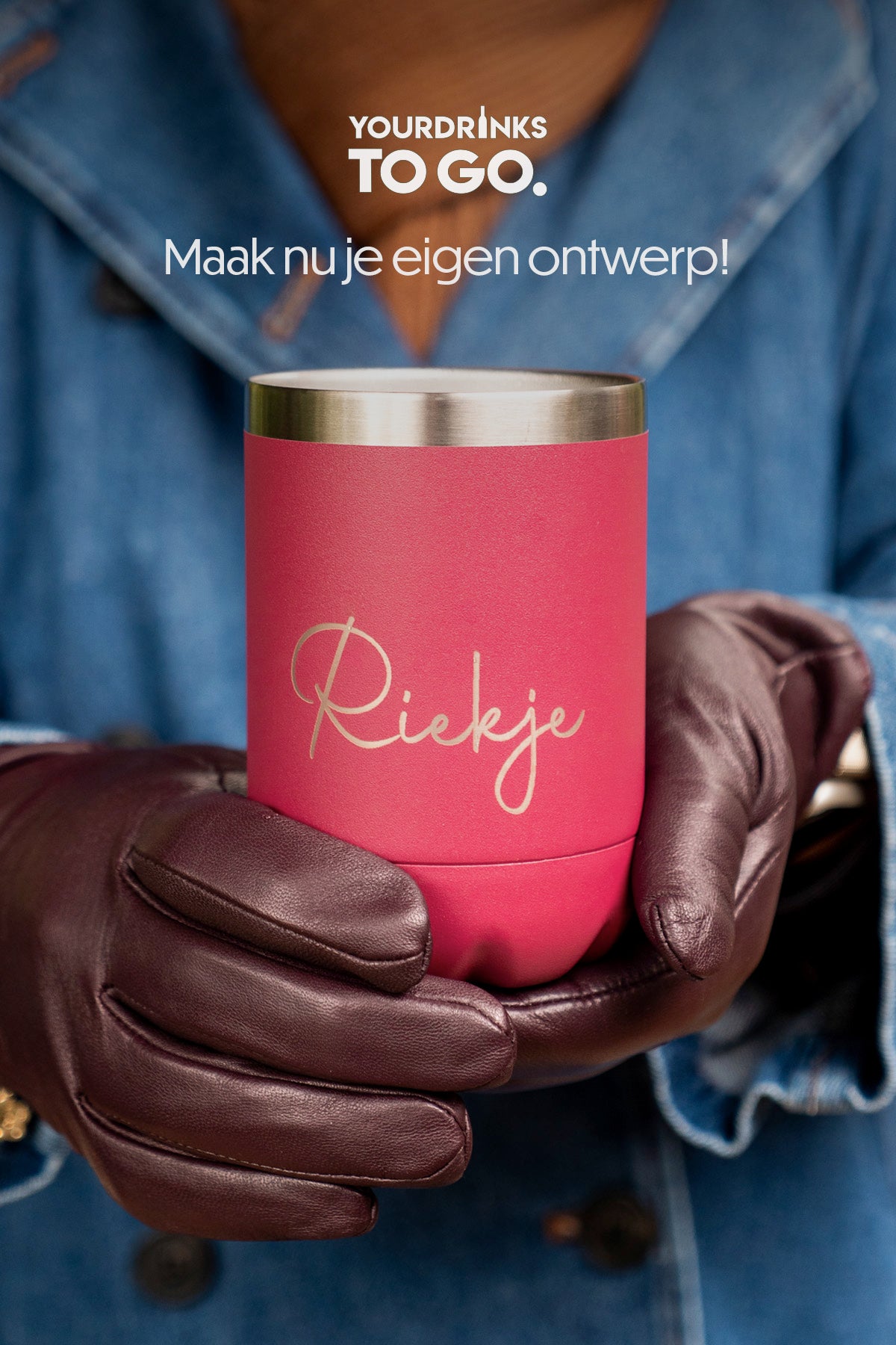 Roze thermosbeker met de naam Riekje in paarse leren handschoenen met blauwe achtergrond